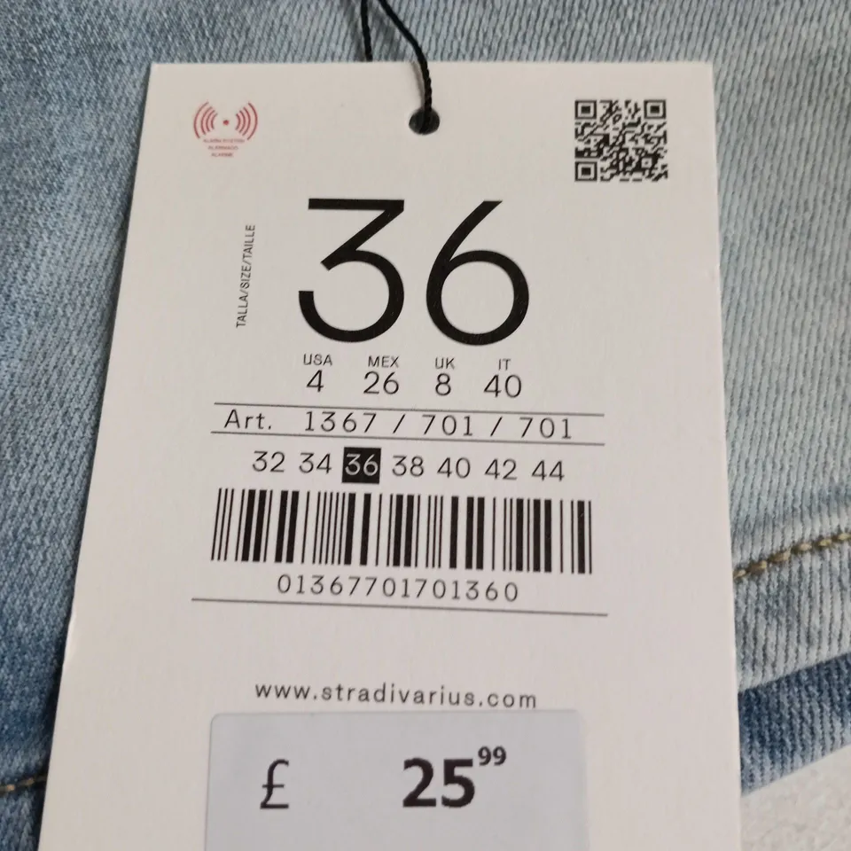 STRADIVARIUS D76 MICROSHORTS – WOMEN’S LIGHT-WASH DENIM SHORTS, UK 8