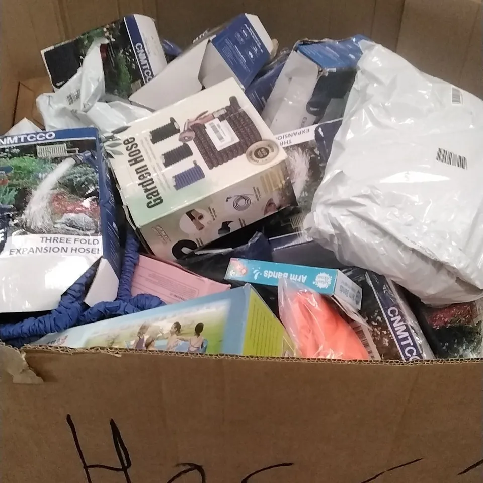 A PALLET CONTAINING ASSORTED GARDEN HOSES, EXPANSION HOSES ETC