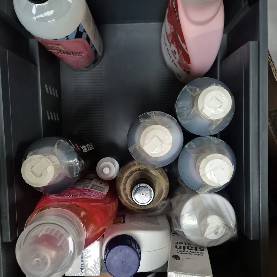 APPROXIMATELY 15 ASSORTED HOUSEHOLD PRODUCTS TO INCLUDE COLOUR DETERGENT, VARNISH STRIPPER, SILICONE RUBBER ETC 