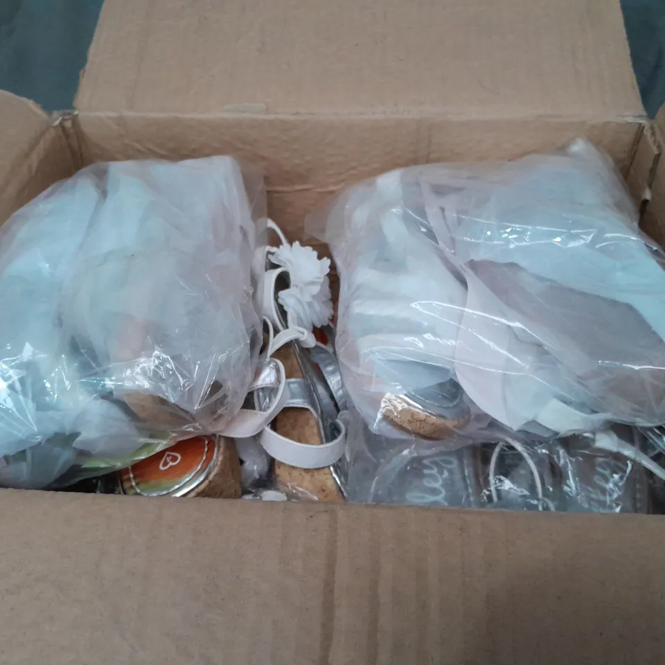 APPROXIMATELY 8 PAIRS OF BAGGED WHITE FLOWER SANDLES IN VARIOUS SIZES 