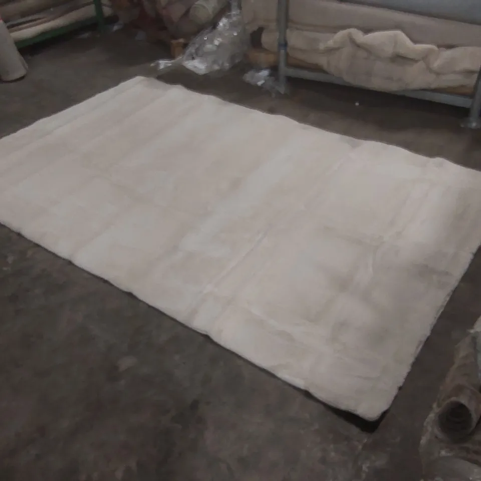 QUALITY DESIGNER FLUFFY RUG - APPROXIMATELY 285 x 180cm
