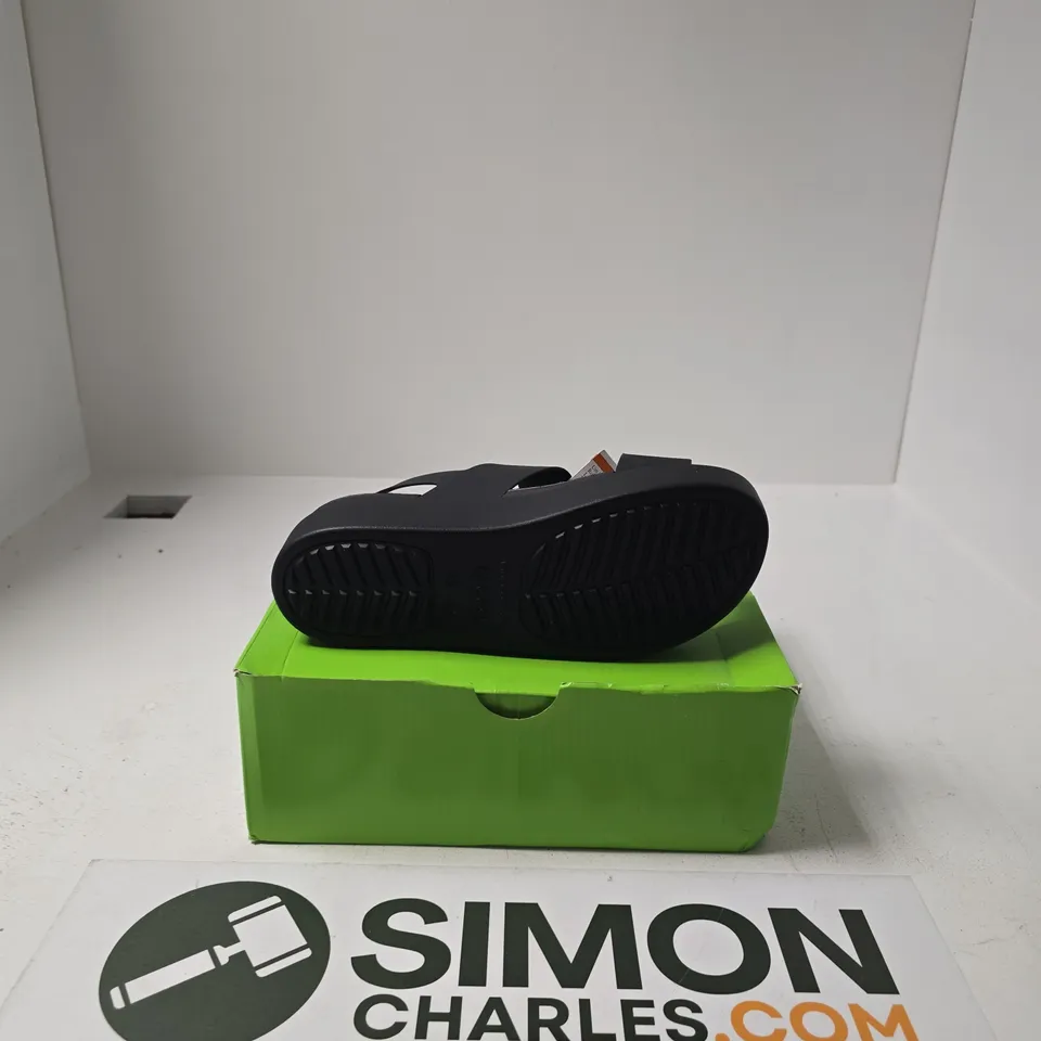 BOXED PAIR OF CROCS BROOKLYN LOW WEDGE SANDALS SIZE UK 5