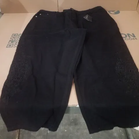 BOX CONTAINING APPROXIMATELY 9 BRAND NEW SIMPLY BE BLACK BARREL JEANS - SIZE 22R