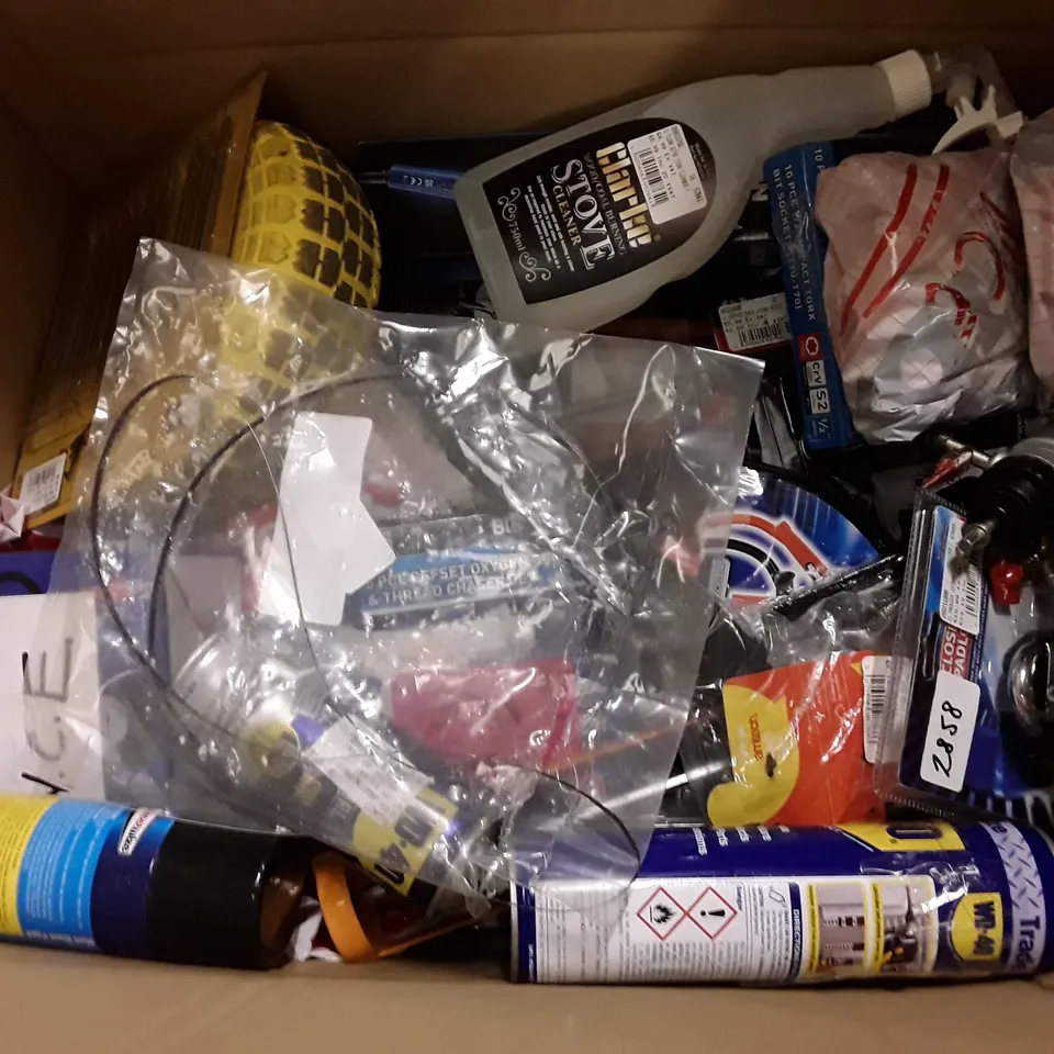 BOX CONTAINING ASSORTED ITEMS INCLUDING AIR BLOW GUN, BENCH VICE, TORX SOCKET BIT SET, HEX BIT SOCKETS, WD-40, CLOSED SHACKLE PADDLOCK 