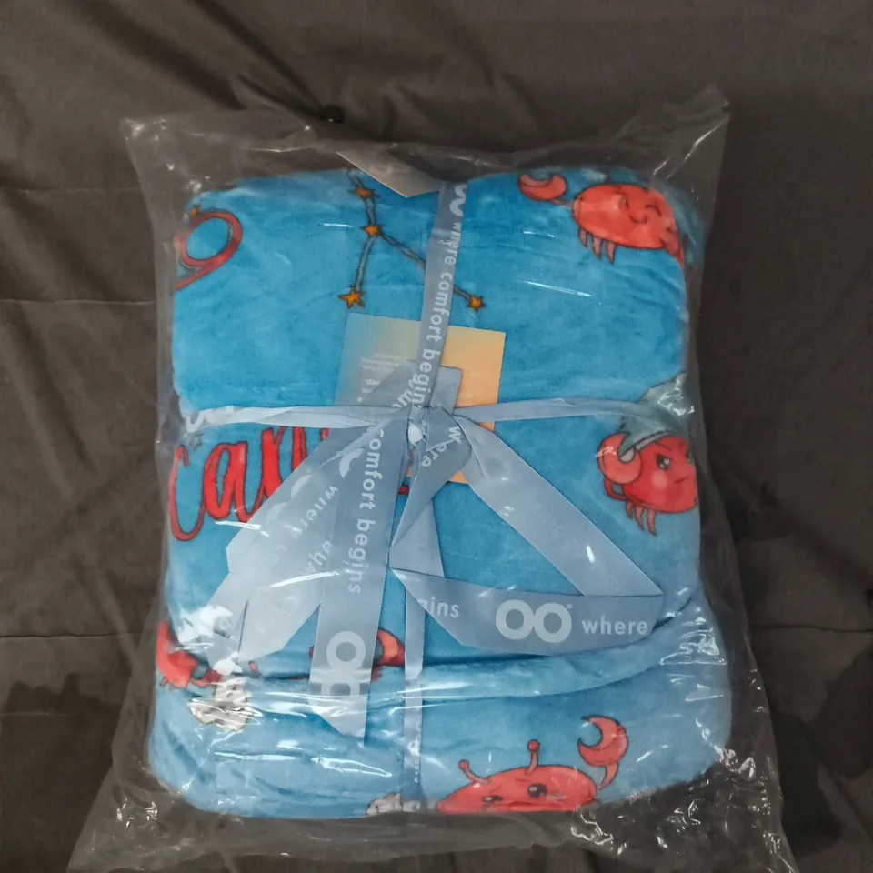 SEALED OODIE OVERSIZED HOODED BLANKET - CRABS