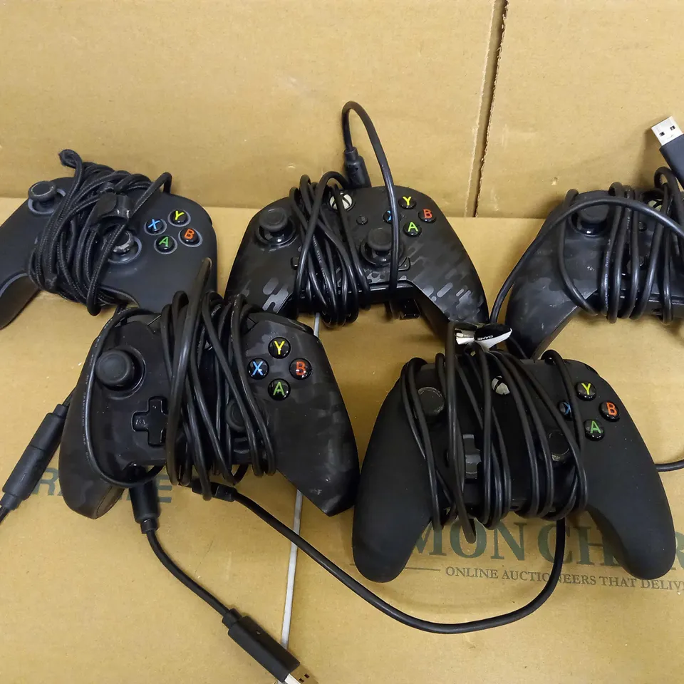 LOT OF 5 XBOX GAMEPADS (BLACK, NAVY PATTERN)