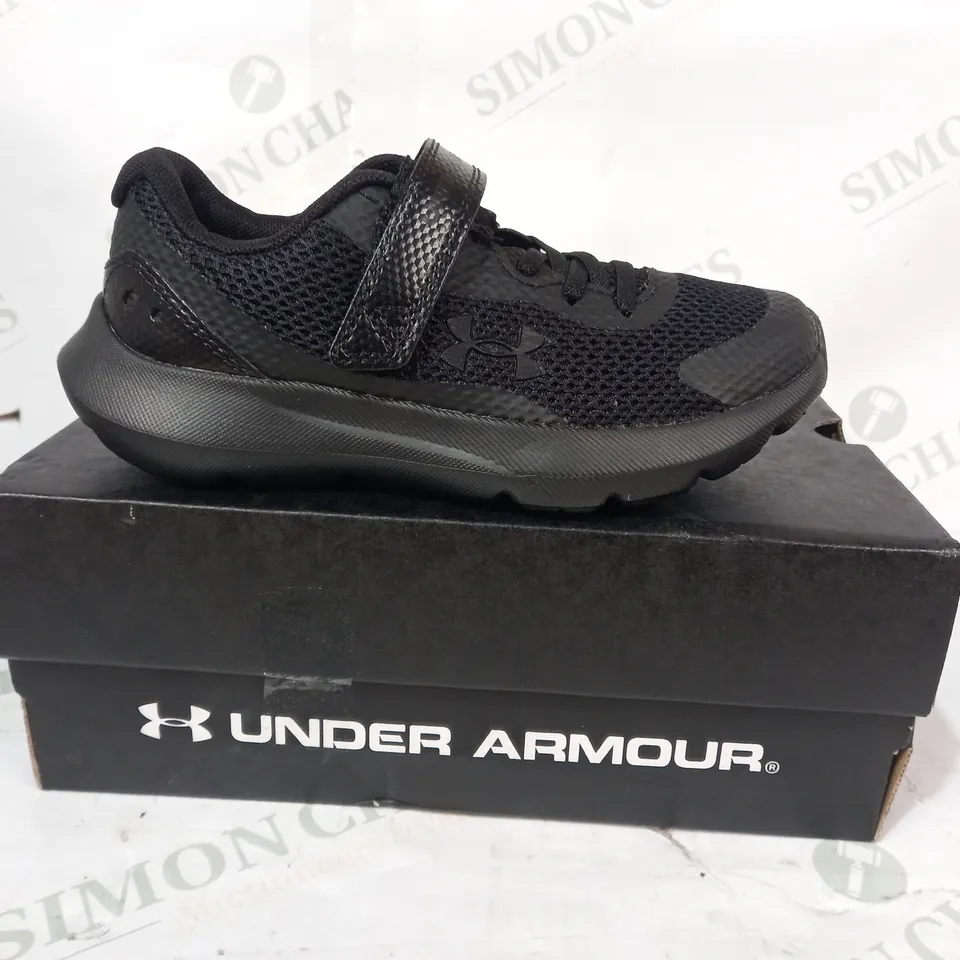 BOXED PAIR OF UNDER ARMOUR KIDS SHOES IN BLACK UK SIZE 11.5