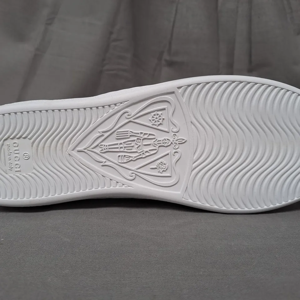 PAIR OF GUCCI SHOES IN WHITE/GREEN/RED EU SIZE 41