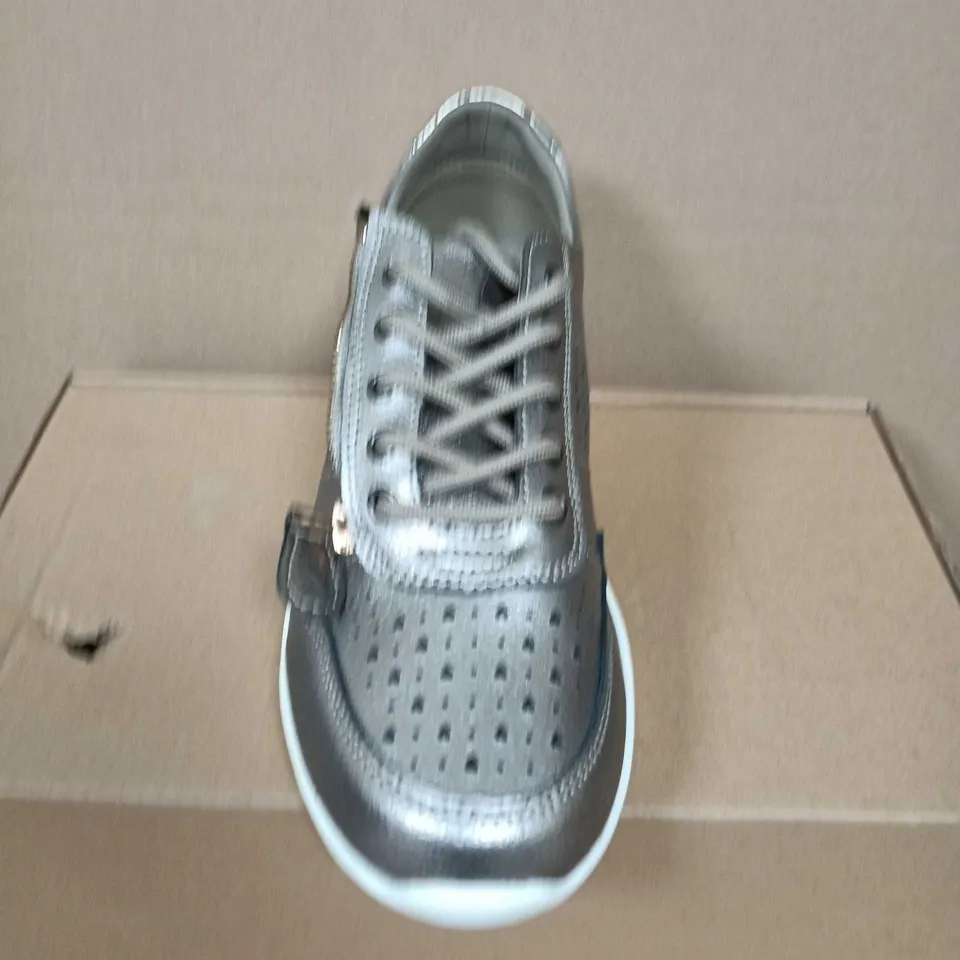 BOXED PAIR OF WOMEN'S METALLIC SILVER SNEAKERS WITH SIDE ZIP – UK 6