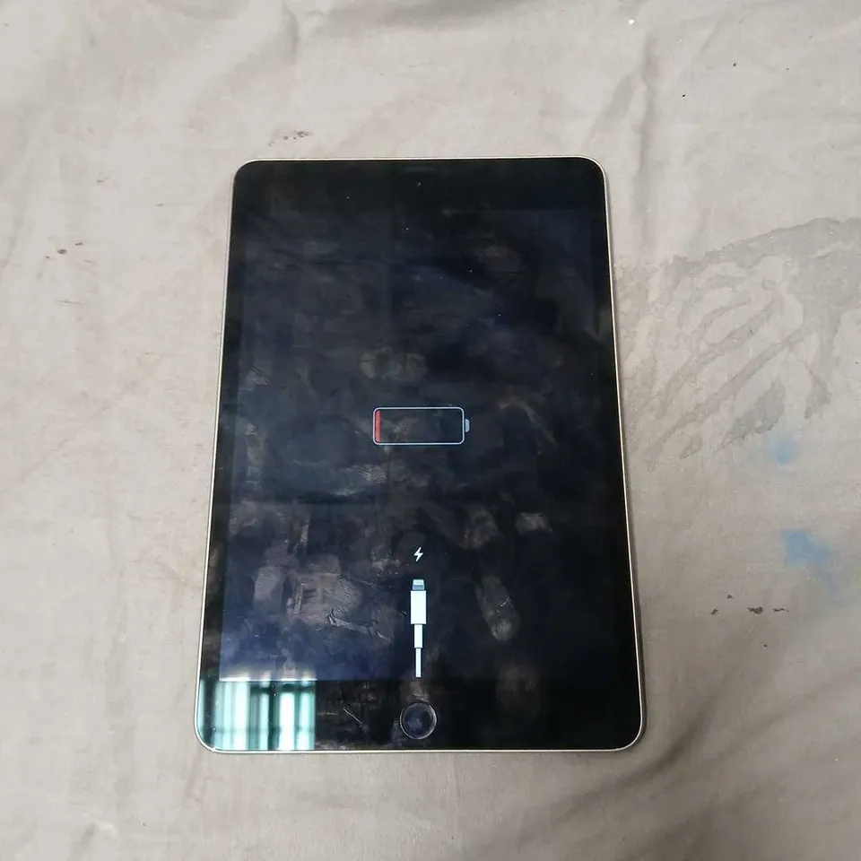 APPLE IPAD MINI 4TH GEN - SILVER
