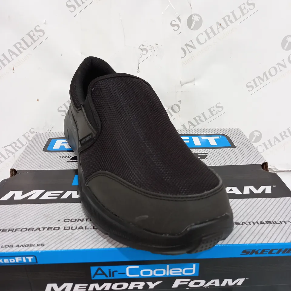 BOXED PAIR OF SKECHERS AIR COOLED MEMORY FOAM TRAINERS IN BLACK SIZE 10