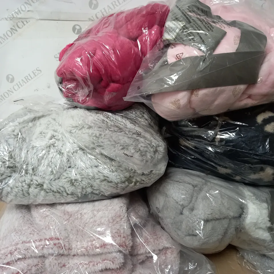 APPROXIMATELY 10 ASSORTED ITEMS OF HOME CLOTHING TO INCLUDE ONESIE IN PINK HEART SIZE S, OVERSIZED SHERPA COATIGAN SIZE S/M, PJ SET SIZE MEDIUM