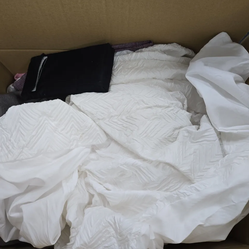APPROXIMATELY 10 ASSORTED HOUSEHOLD ITEMS TO INCLUDE QUILT COVER, GREY BATH TOWEL, BEDDING, ETC