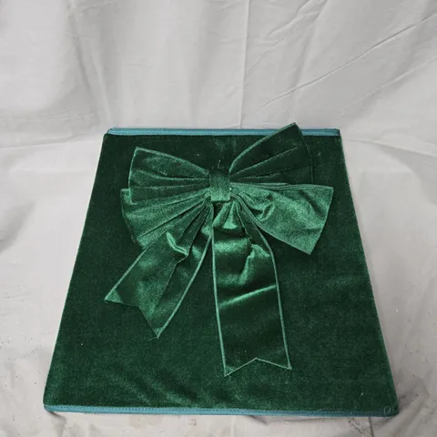 EMERALD GREEN VELVET TREE SKIRT WITH BOW DETAIL