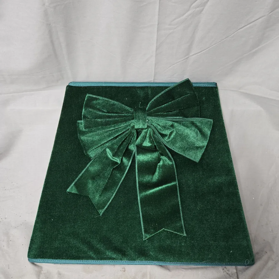 EMERALD GREEN VELVET TREE SKIRT WITH BOW DETAIL