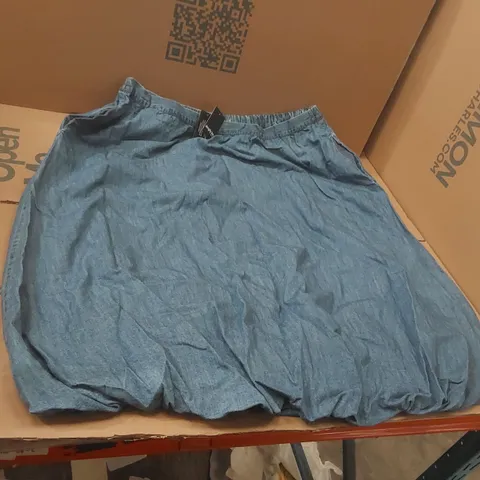 BOX CONTAINING APPROXIMATELY 12x BRAND NEW SIMPLY BE MID BLUE DENIM SKIRTS - SIZE 22