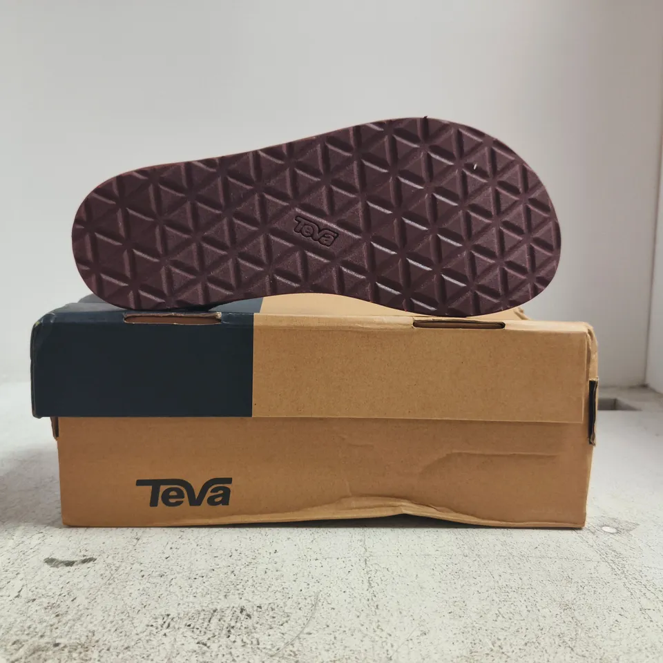 BOXED PAIR OF TEVA W ORIGINAL UNIVERSAL SLIM OPEN TOE SANDALS IN RUM SIZE UK 7