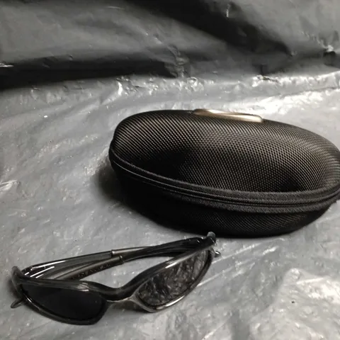 OAKLEY SUNGLASSES – BLACK FRAME WITH DARK LENSES 