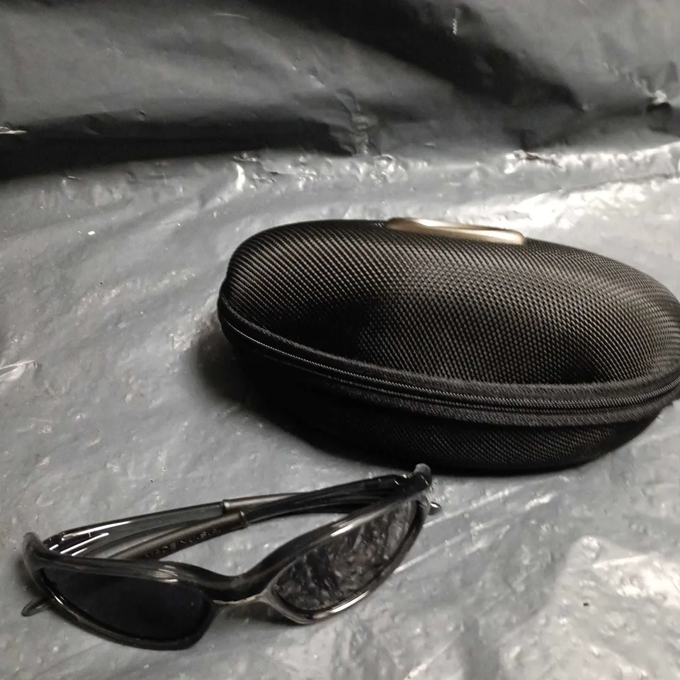 OAKLEY SUNGLASSES – BLACK FRAME WITH DARK LENSES 