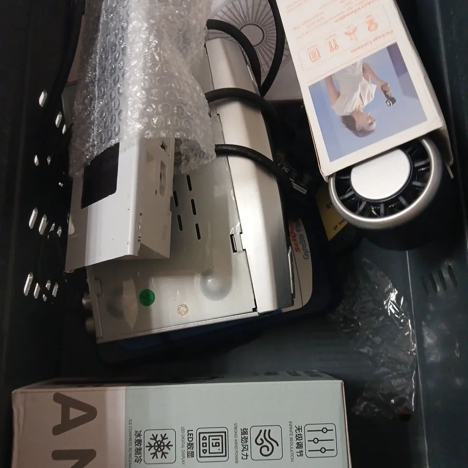 APPROXIMATELY 5 ASSORTED ELECTRICAL PRODUCTS TO INCLUDE PORTABLE FAN, CHARGING PAD, SCALES ETC