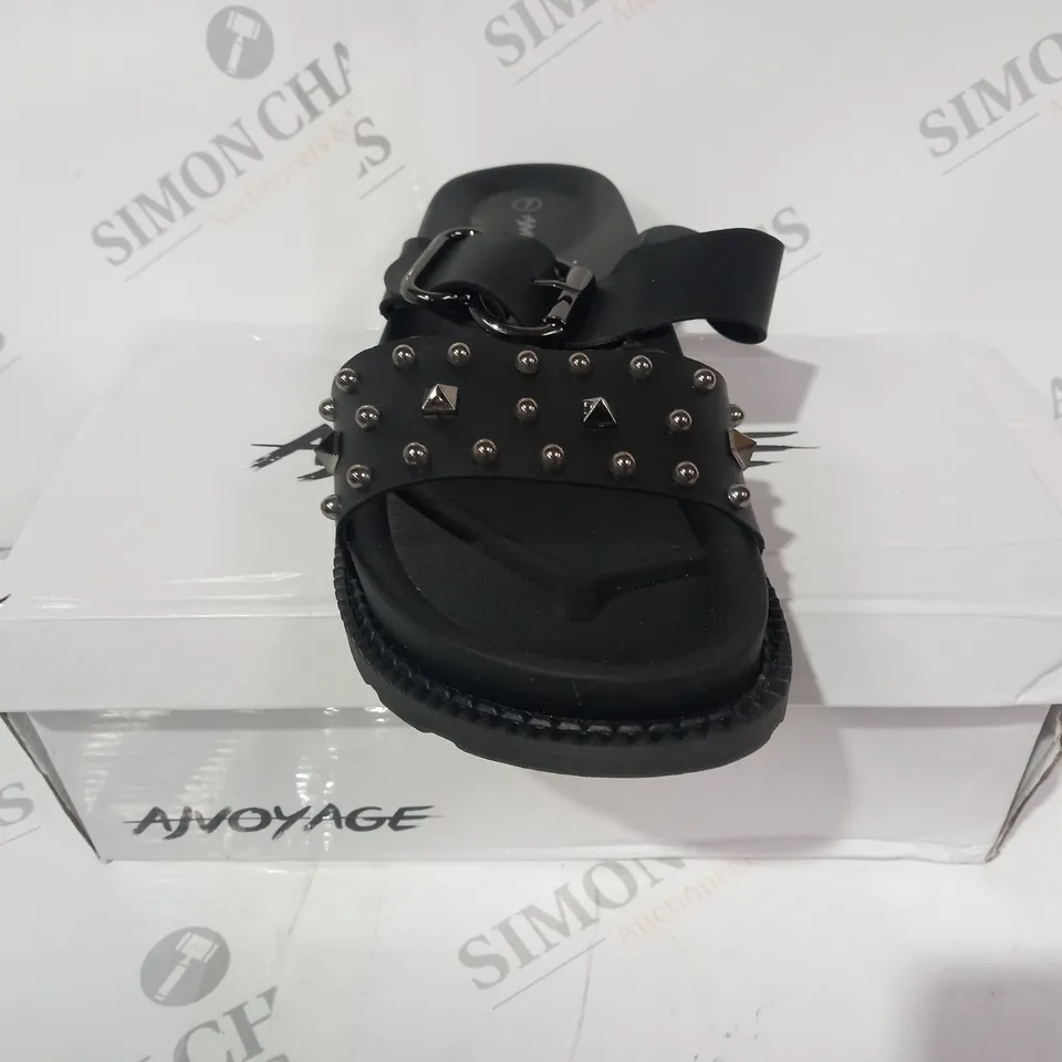 BOXED PAIR OF AJVOYAGE OPEN TOE LOW PLATFORM SANDALS IN BLACK W. STUDS SIZE 7
