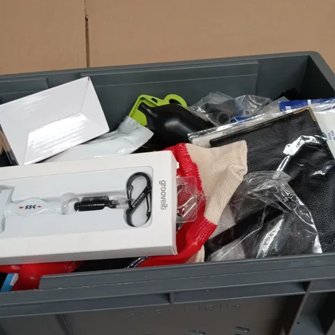 TOTE OF APPROXIMATELY 10 ASSORTED ITEMS INCLUDING GROOVEIT BRUSH, POWER FACTORY SAVER AND A SPOON