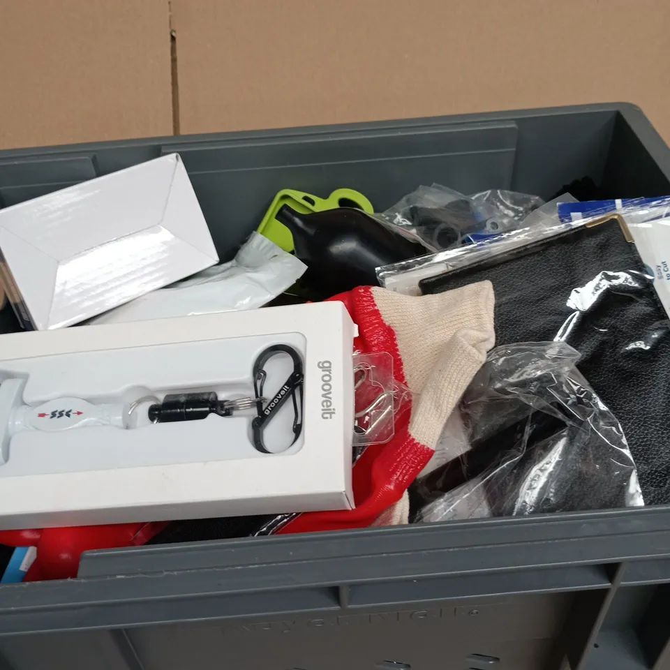TOTE OF APPROXIMATELY 10 ASSORTED ITEMS INCLUDING GROOVEIT BRUSH, POWER FACTORY SAVER AND A SPOON
