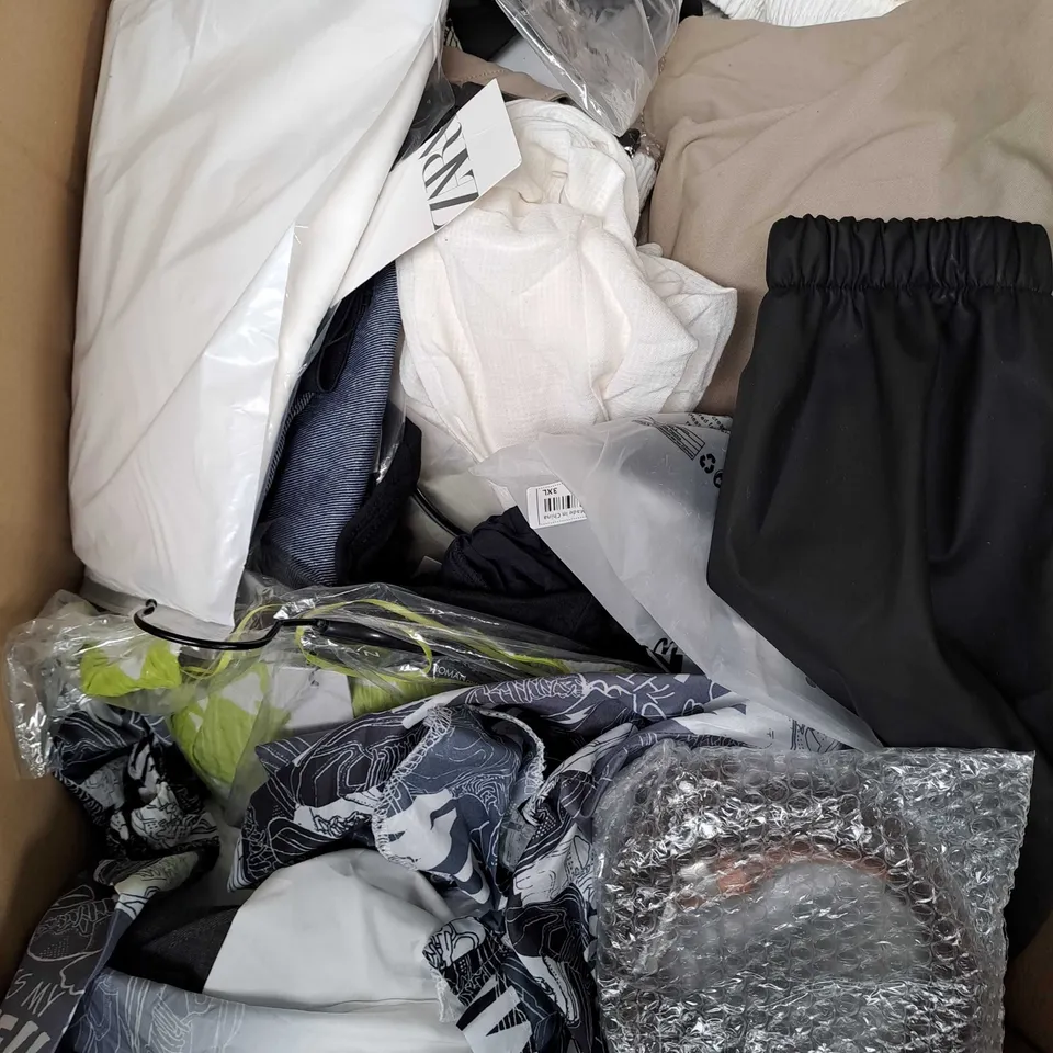 BOX OF APPROXIMATELY 25 ASSORTED CLOTHING ITEMS TO INCLUDE - HOODY, JOGGERS, DRESS - ETC
