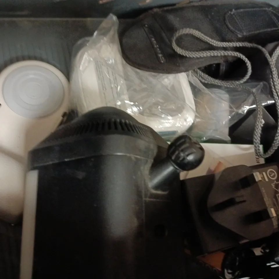 APPROXIMATELY 10 ASSORTED HOUSEHOLD ITEMS TO INCLUDE CHILDREN'S SPACEMAN PROJECTOR, VIDEO DOORBELL, ETC