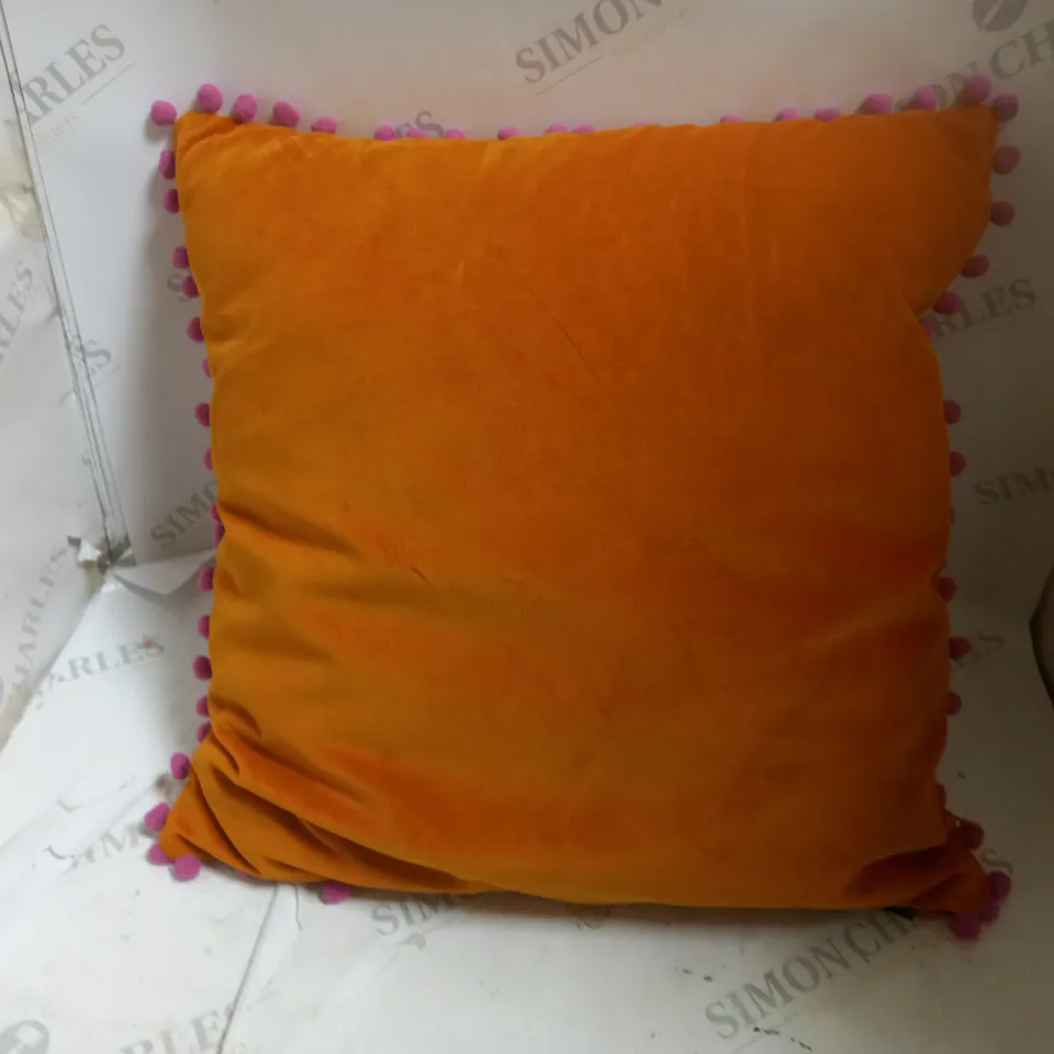 APPROXIMATELY 10 HOUSEHOLD ITEMS TO INCLUDE PILLOW, CUSHIONS AND CURTAINS OF VARIOUS COLOURS AND SIZES