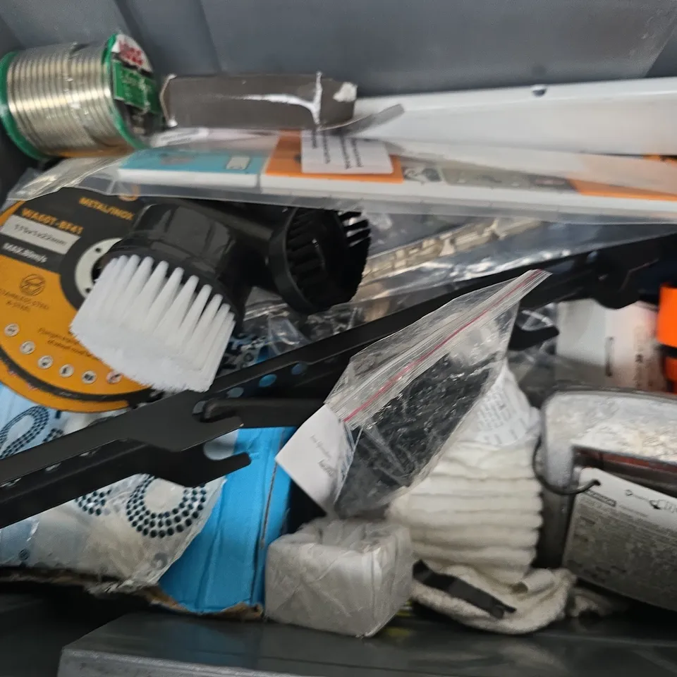 APPROXIMATELY 15 ASSORTED HOUSEHOLD ITEMS TO INCLUDE COSTA COLD COFFEE CUP, MKA TORCH, 2KG LED WEIGHT, ETC