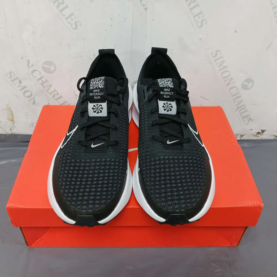 BOXED PAIR OF NIKE RUNNING INTERACT RUN TRAINERS IN BLACK SIZE 8