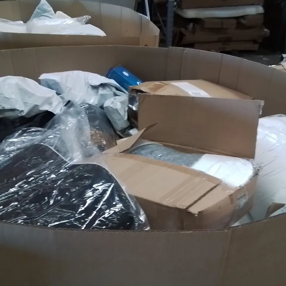PALLET CONTAINING A LARGE QUANTITY OF PILLOWS
