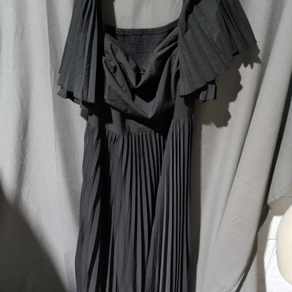 BLACK PLEATED DRESS WITH OVERSIZED COLLAR – WOMEN'S GARMENT SIZE 2XL