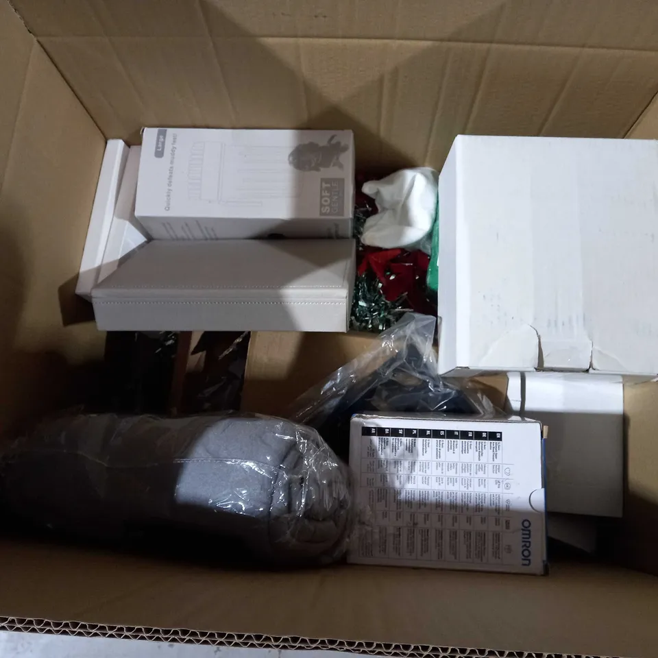APPROX 20 HOUSEHOLD ITEMS TO INCLUDE LIGHT UP CANDLES, CHRISTMAS WREATH