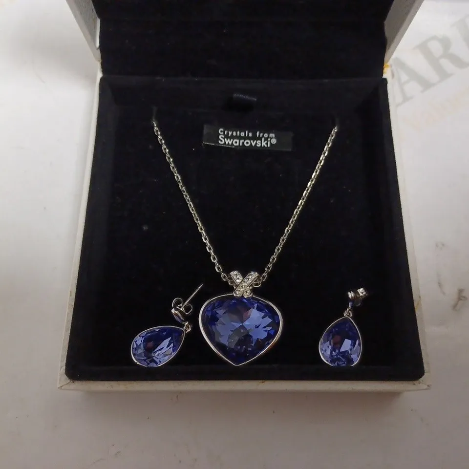 WARREN JAMES JEWELLERY SET INCLUDING NECKLACE, TEAR DROP DANGLE EARRINGS AND LOOP BRACELET WITH PURPLE STONES