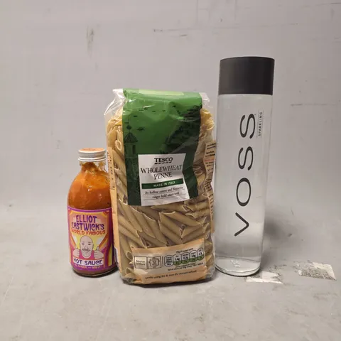 APPROXIMATELY 12 ASSORTED FOOD & DRINK ITEMS TO INCLUDE - TESCO PENNE , VOSS SPARKLING , ELLIOT EASTWIEK'S WORLD FAMOUS HOT SAUCE ETC