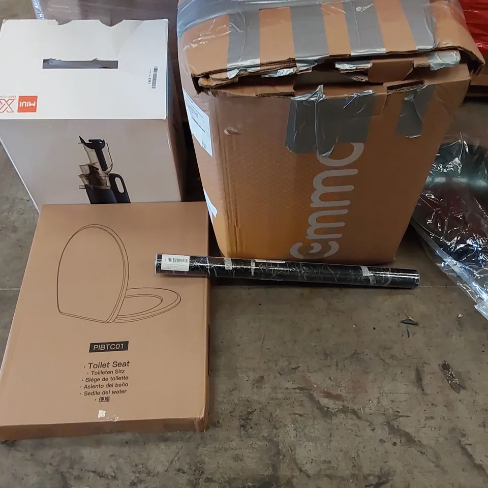 PALLET OF ASSORTED ITEMS INCLUDING: JUICER, MATTRESS TOPPER, TOILET SEAT, FRYING PAN, WALLPAPER 