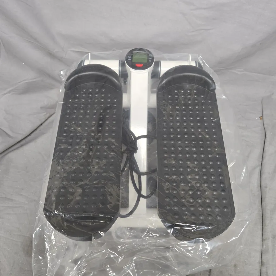 BOXED FITNESS STEPPER IN WHITE