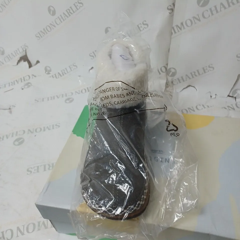 BOXED PAIR OF EARTH ORIGINS EMMALYN BOOTIES IN GREY UK SIZE 5