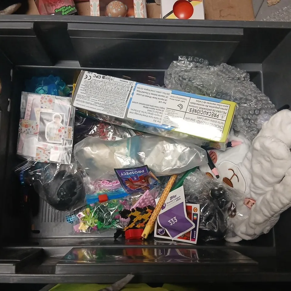 LARGE QUANTITY OF ASSORTED TOYS AND ACCESSORIES TO INCLUDE; BEAR PLUSH, SLAZENGER AIR BALL, BALL ROLLING CUBE, SKETCHING PENCILS AND STICKERS