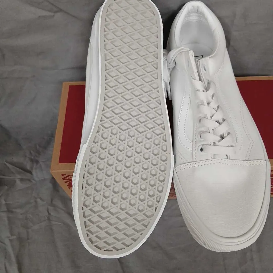 VANS OLD SKOOL WHITE SNEAKERS – UK 8 (US 9, EU 42)