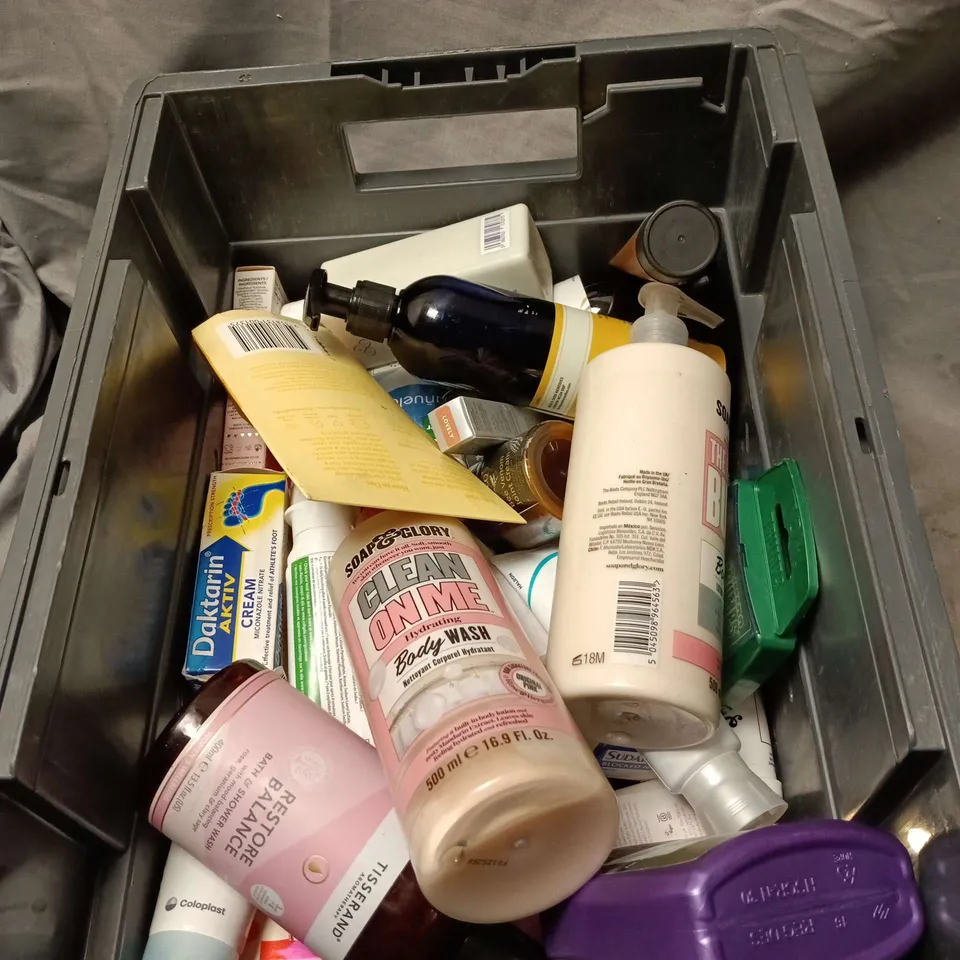 APPROXIMATELY 20 ASSORTED COSMETIC ITEMS TO INCLUDE SOAP AND GLORY, ROSE HIP ALOE LOTION, NIVEA MEN, CHAMPNEYS BUBBLE HEAVEN, PANTENE GROW ABUNDANT ETC