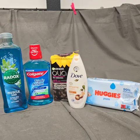 APPROXIMATELY 20 ASSORTED HEALTH & BEAUTY PRODUCTS TO INCLUDE HUGGIES WIPES, COLGATE MOUTHWASH AND RADOX BATH SOAK