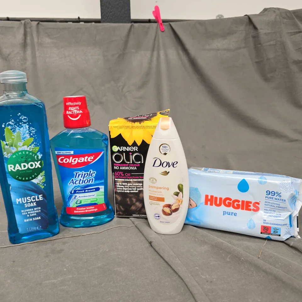 APPROXIMATELY 20 ASSORTED HEALTH & BEAUTY PRODUCTS TO INCLUDE HUGGIES WIPES, COLGATE MOUTHWASH AND RADOX BATH SOAK