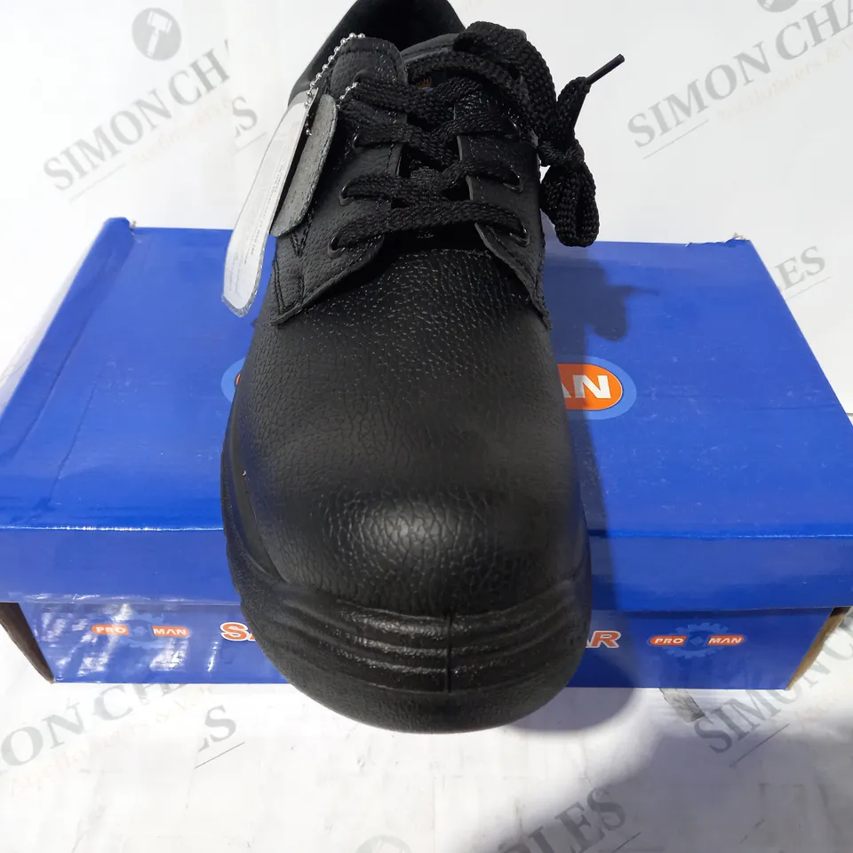 BOXED PAIR OF PRO MAN CHUKKA SAFETY SHOES IN BLACK UK SIZE 12