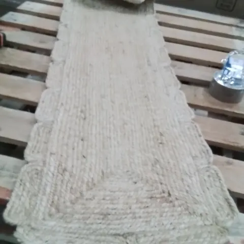 QUALITY DESIGNER AREA RUG - APPROXIMATELY 120X40CM