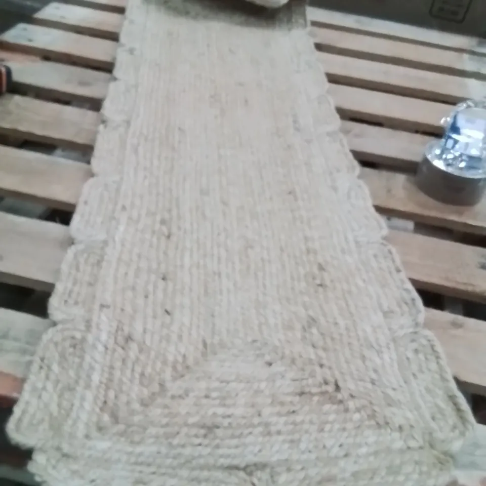 QUALITY DESIGNER AREA RUG - APPROXIMATELY 120X40CM