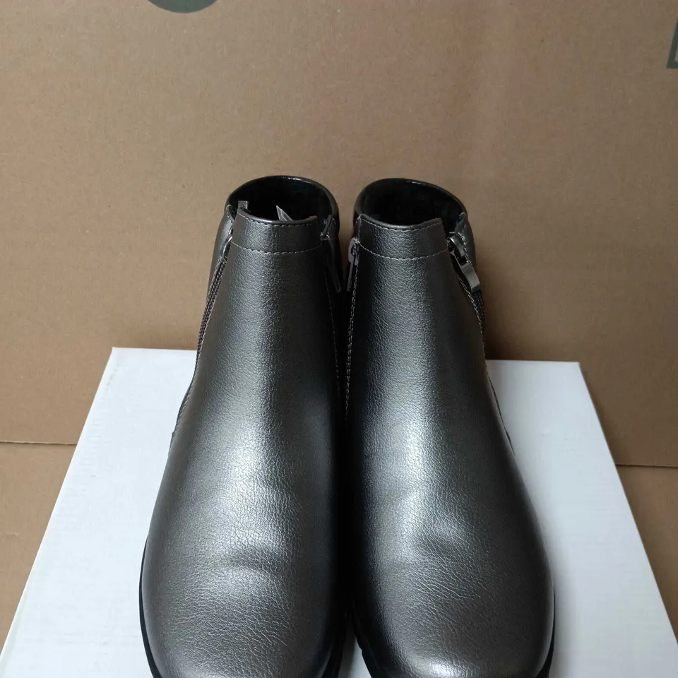 BOXED PAIR OF SHOE TREE ZENA PEWTER ANKLE BOOTS – UK SIZE 5