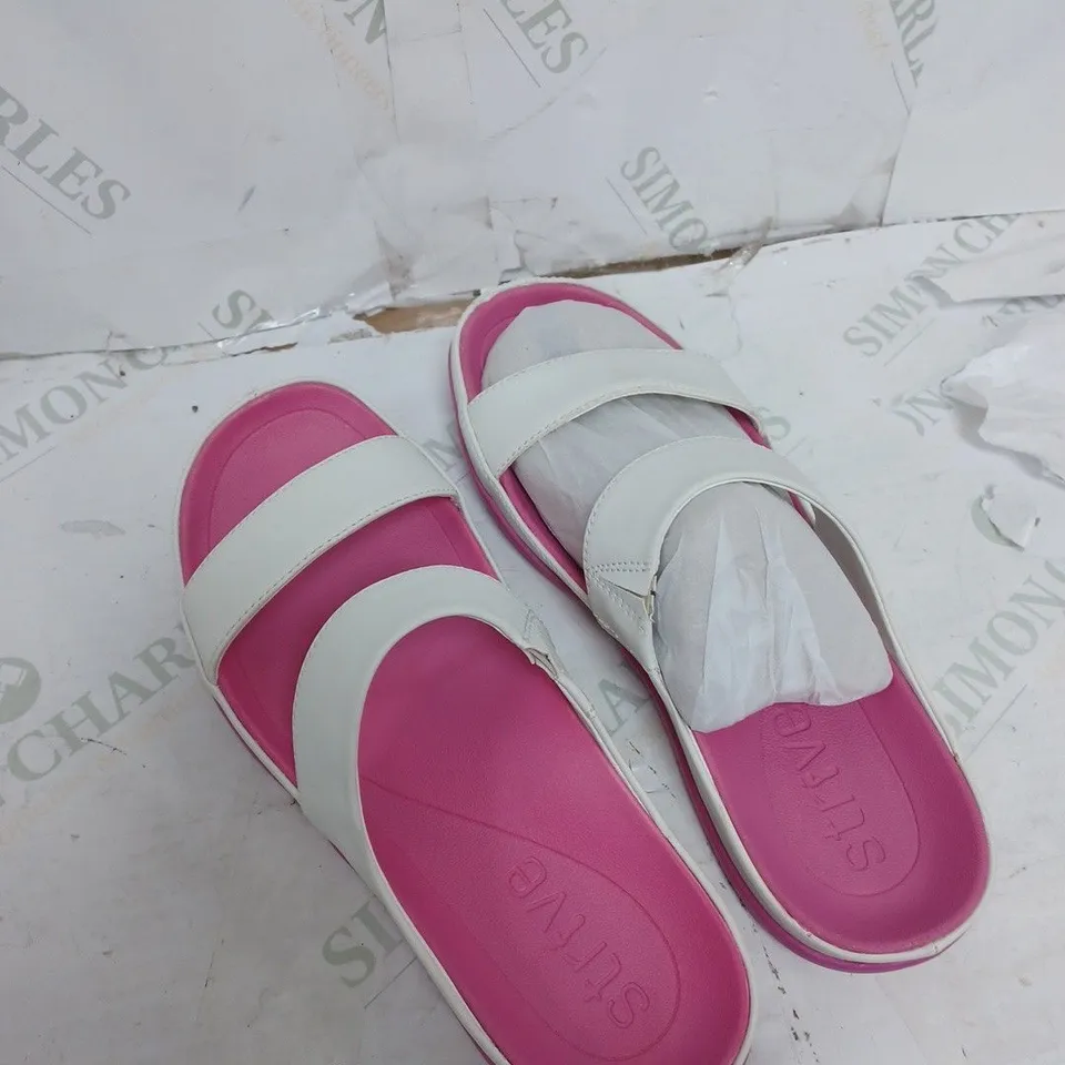 BOXED PAIR OF STRIVE SANDALS IN WHITE/PINK SIZE 6